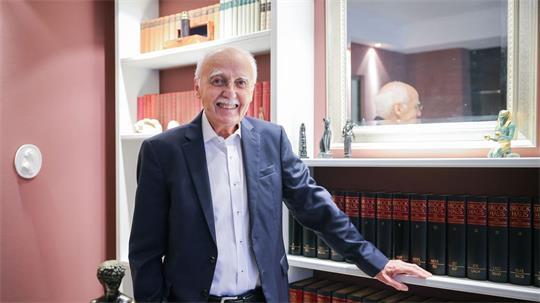 Für Zukunftsforscher Horst Opaschowski hat der Rückgang des Reisens per Anhalter mit einem fehlenden Sicherheitsgefühl zu tun. (Archivbild)