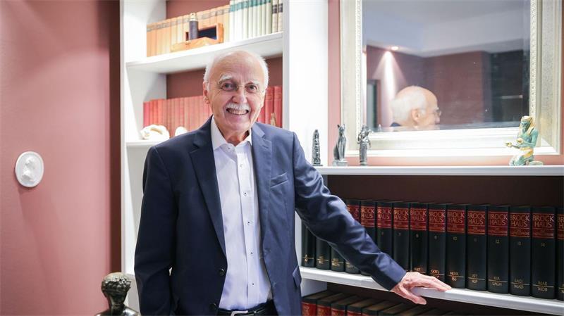 Für Zukunftsforscher Horst Opaschowski hat der Rückgang des Reisens per Anhalter mit einem fehlenden Sicherheitsgefühl zu tun. (Archivbild)