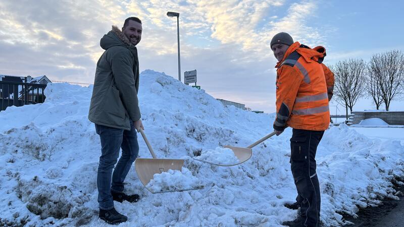 Für alle Eventualitäten gut ausgerüstet: Steven Tiedemann, Leiter der Straßenmeisterei in Drochtersen, und sein Mitarbeiter Daniel Stäckeler. Die kleinen Schneeschieber kommen auf dem Betriebsgelände oder auf engen Brücken zum Einsatz.