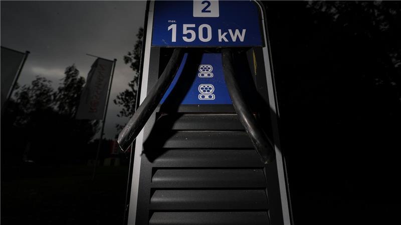 Mehr Kabeldiebstähle an Ladesäulen: So sollen Kriminelle gestoppt werden Für andere E-Autofahrerinnen und -fahrer ist das frustrierend - denn laden ist hier nicht möglich.