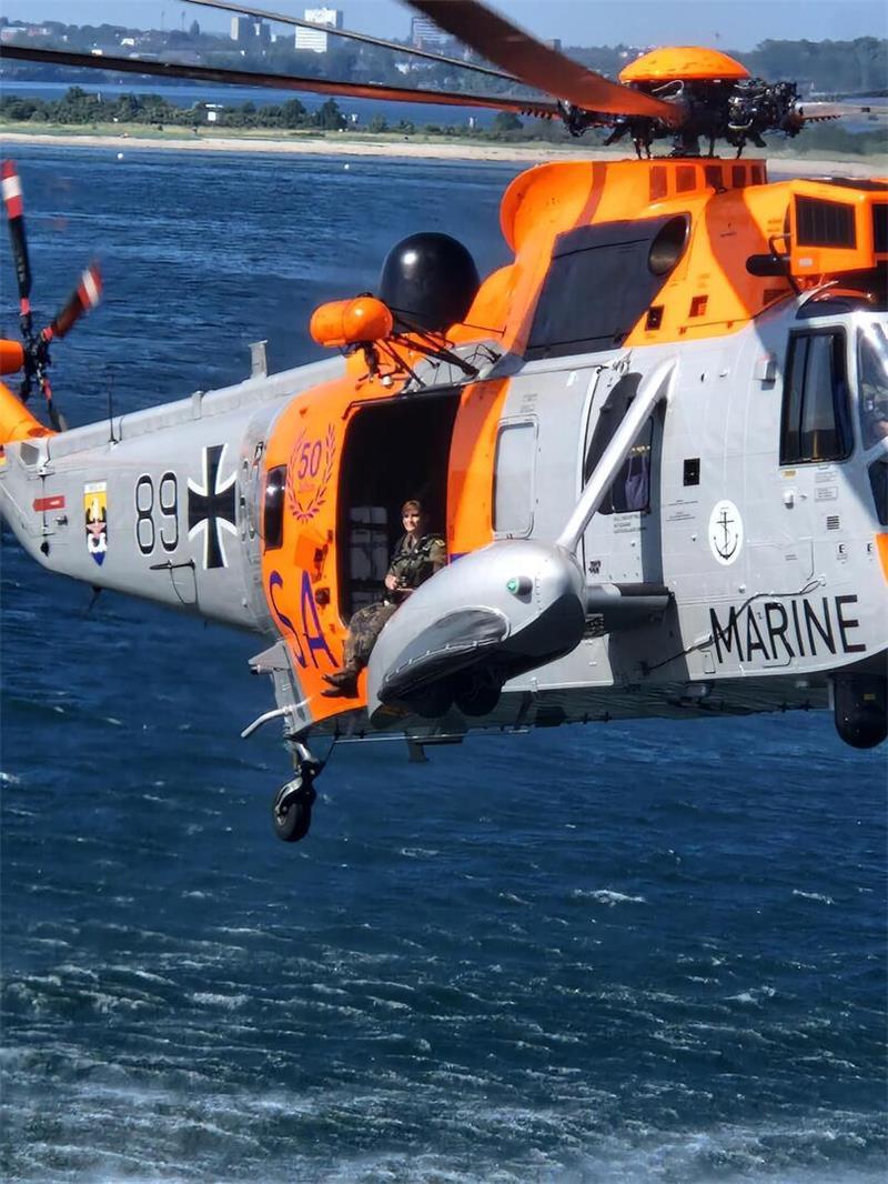 Für andere ein Ausschlusskriterium - für Julia Kelm ein spannender Teil ihres Jobs: Fotografieren bei geöffneter Hubschrauberklappe.