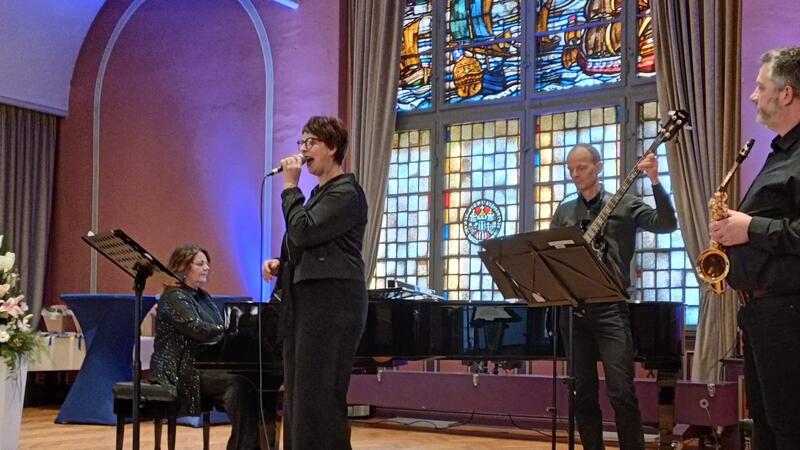 Für beste musikalische Unterhaltung sorgten Sängerin Ilka Kuhn und die Band „Signs of Life“ aus Buxtehude.