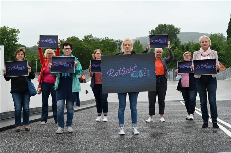 Für das Aktionsbündnis und die Kampagne „Rotlicht aus?!“ im Einsatz (von links): Gabi Schnackenberg, Karina Holst, Susanne Decker-Michalek, Andrea Jülisch, Elena Knoop, Tina Graffelmann, Adelheid Balthasar und Sonja Domröse. Foto: Marlene A