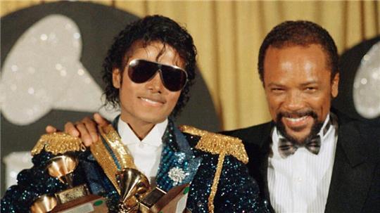 Für das Album „Thriller“ wurden Michael Jackson und Quincy Jones mit mehreren Grammys ausgezeichnet.