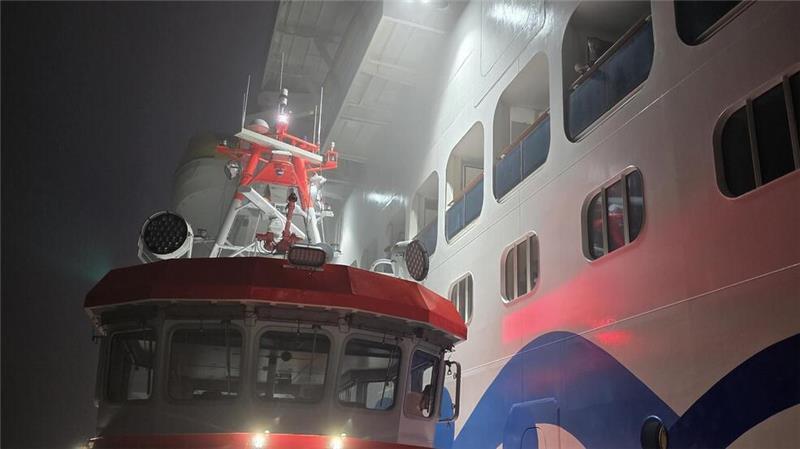 Seenotretter bergen kranken Passagier von Kreuzfahrtschiff bei Cuxhaven Für das Anlegemanöver musste das Kreuzfahrtschiff vor Cuxhaven stoppen.