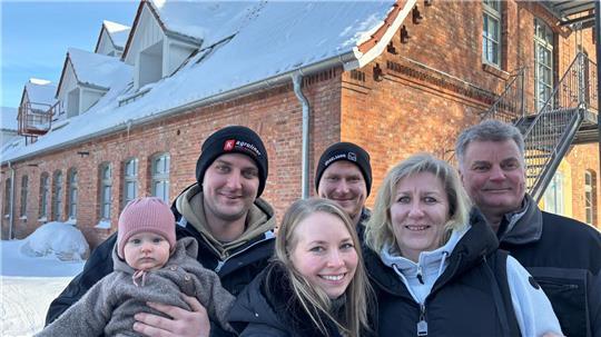 Für das Bauprojekt packt die ganze Familie Bremer mit an (von links): Amelie, Jonas, Christina, Tewes, Heike und Olaf.