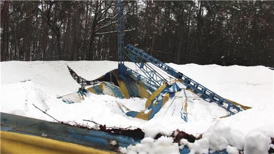 Für das Dach des Trainingszelts vom „Circus May“ war der Schnee, der Ende vergangener Woche reichlich vom Himmel fiel, zu schwer. Es wurde von den Schneemassen total zerstört.Foto: Bonath