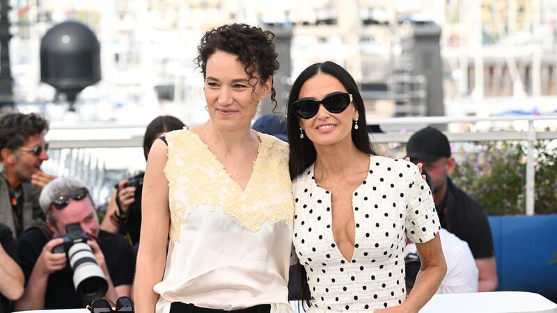 Goldene Palme in Cannes für Sean Bakers „Anora“ Für das Drehbuch zu ihrem Film mit Schauspielerin Demi Moore (r) wurde Regisseurin Coralie Fargeat (l) in Cannes ausgezeichnet.