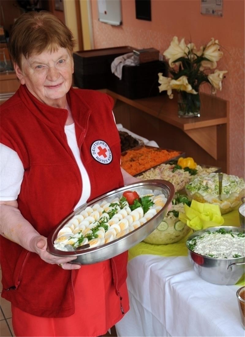 Für das Grillbüfett im Juli hat Elisabeth Eckhoff Eier in Remouladensoße gemacht und ihren Schwiegersohn für das Grillen engagiert. Foto Lankuttis