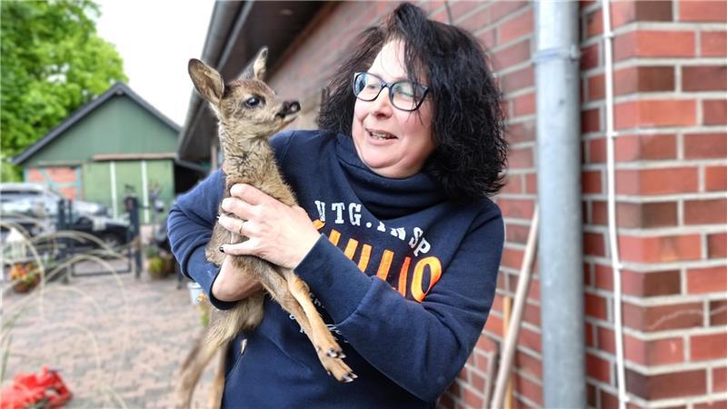 Kitz-Mama Corinna: Kutenholzerin päppelt Bambi-Waisen auf Für das Kitz ist sie die Mutter: Corinna Harms mit ihrem wenige Wochen alten Zögling Reh-Nate.