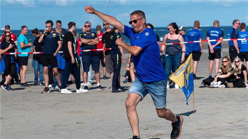 Ebbe, Sand und Holzkugeln: Ostfriesen werfen am Inselstrand Für das Turnier kamen viele Friesensportler vom Festland nach Spiekeroog.
