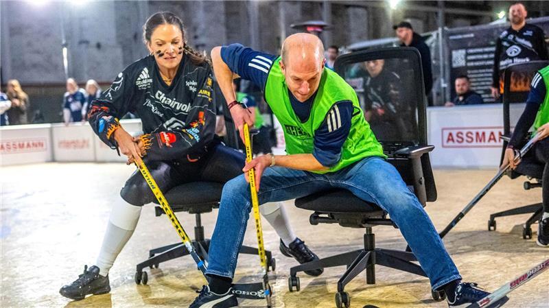 Für das Turnier stellen Unternehmen - von Kanzleien, Arztpraxen bis hin zu internationalen Firmen - ihre besten Leute zusammen.