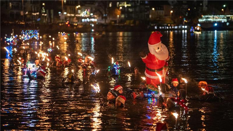 Für das besondere Ereignis legten die rund 100 Schwimmer eine rund 1,8 Kilometer Strecke zurück.