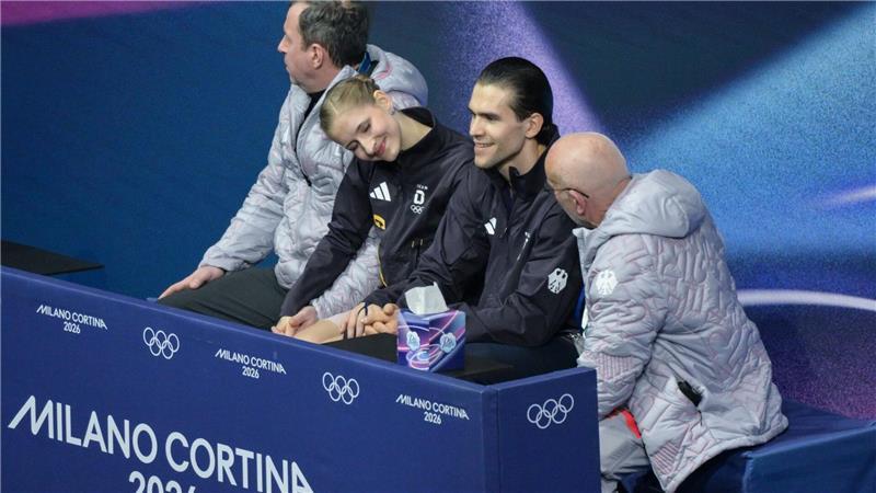 Gold weg, Bronze gerettet: Eis-Paar Hase/Volodin strahlt Für das deutsche Eiskunstlauf-Duo reichte es am Ende zu Bronze.