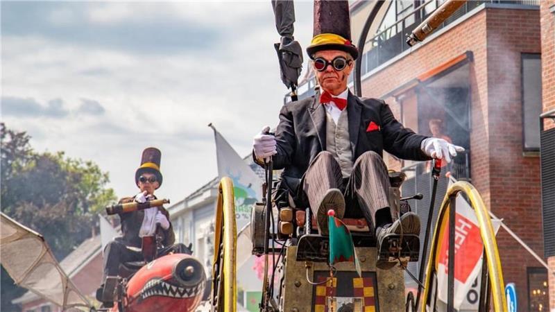 Für das diesjährige Steampunk Festival haben Jan Wessels und Sohn Peter die von Jule Verne inspirierten Zeitmaschinen im Gepäck.