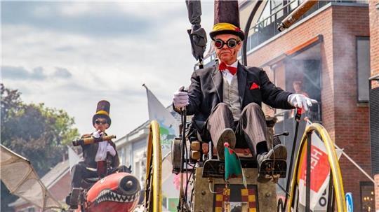 Für das diesjährige Steampunk Festival haben Jan Wessels und Sohn Peter die von Jule Verne inspirierten Zeitmaschinen im Gepäck.