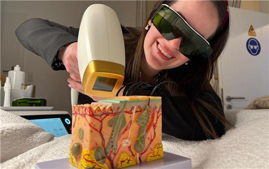 Für dauerhafte Haarentfernung setzt Caroline Otto auf einen Hightech-Laser.