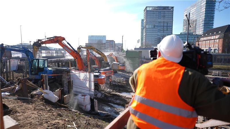 Für den Abbruch der Berlinertordammbrücke musste die darunter hindurchführende Straße Bürgerweide voll gesperrt werden.