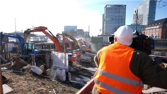 Für den Abbruch der Berlinertordammbrücke musste die darunter hindurchführende Straße Bürgerweide voll gesperrt werden.