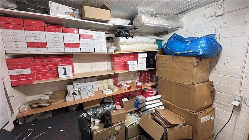 Für den Abtransport waren mehrere Lastwagen und Transporter nötig. Zudem wurde eine 41 Jahre alte Frau festgenommen, die als Drahtzieherin gilt. 