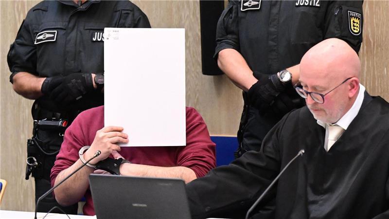 Für den Angeklagten las sein Verteidiger Uwe Kosmala eine Erklärung vor. 