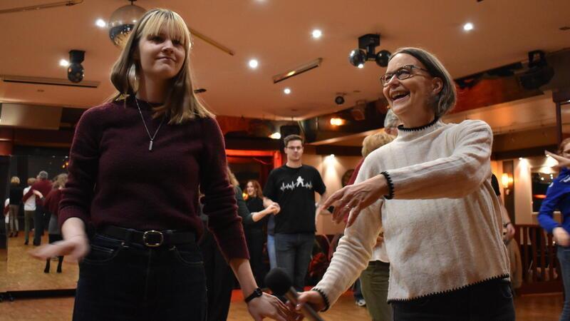 Kleiner Knigge: So machen Gäste der Stader Ballnacht eine gute Figur Für den Auftakt bei der Stader Ballnacht: Birgit Rozanski (rechts) und Auszubildende Saskia Tiedemann vom Tanzwerk Stade üben mit den Paaren die Eröffnungsformation ein.