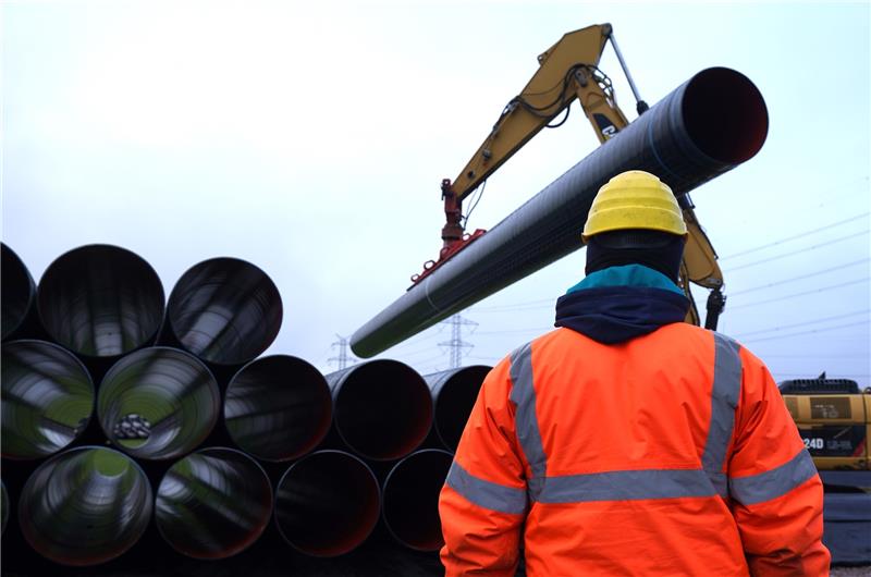 Für den Bau der Gaspipeline von Lühesand bis Achim sollen von 2025 an solche Rohre mit einem Durchmesser von 1,20 Meter verlegt werden. Foto: Brandt/dpa