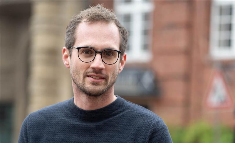 Für den Bundestagswahlkampf lässt sich Joachim Fuchs (Bündnis 90/Die Grünen) vor dem Rathaus in Buxtehude fotografieren.