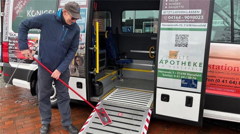Für den Bus wird es voraussichtlich das letzte Jahr im Dienst: Fast 230.000 Kilometer stehen schon auf dem Tacho und jede Woche kommen mindestens 1000 Kilometer dazu. Ulrich Bartels trocknet die Rampe.