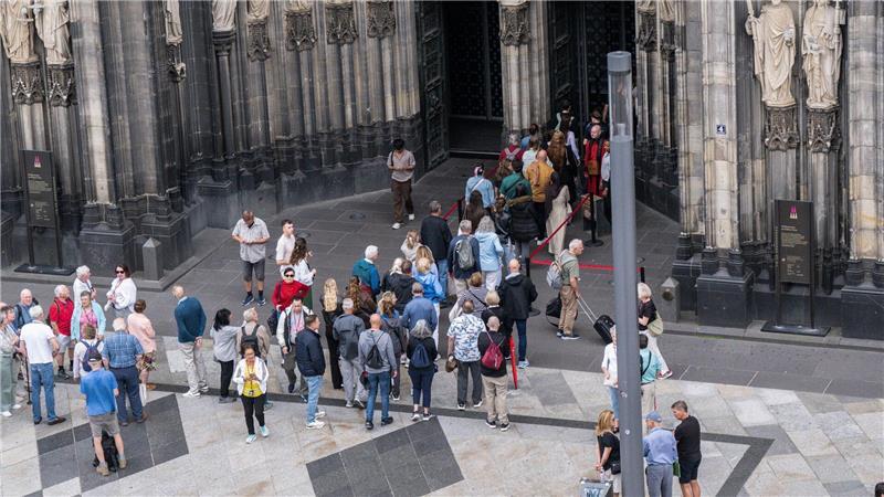 Kölner Dom kostet bald 12 Euro Eintritt - aber nicht immer Für den Eintritt brauchen Dom-Besucher künftig Tickets.