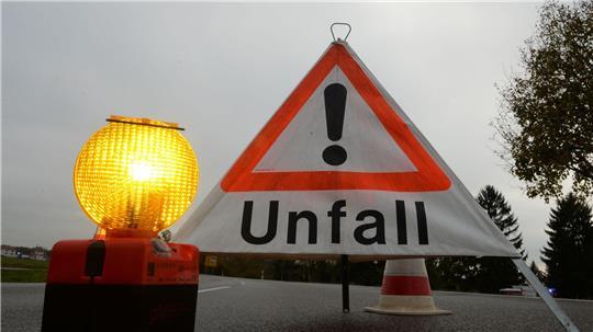 Für den Fahrer endete der Unfall tödlich. (Symbolbild)