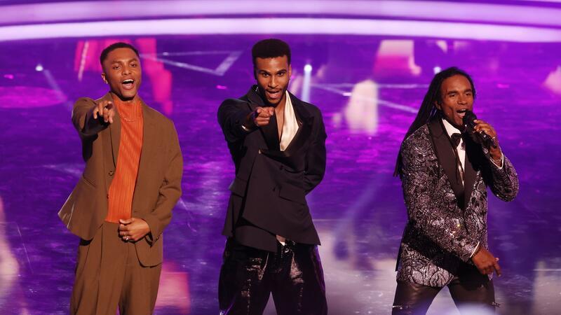 Für den Film „Girl You Know It’s True“ nahmen Tijan Njie (M) und Elan Ben Ali (l) die Rolle des Pop-Duos Milli Vanilli ein.