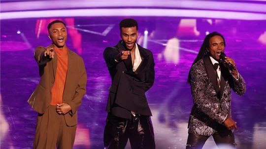 Für den Film „Girl You Know It’s True“ nahmen Tijan Njie (M) und Elan Ben Ali (l) die Rolle des Pop-Duos Milli Vanilli ein.