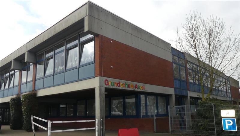 Kostenschock: Drochtersen muss Millionen in die Grundschulen investieren Für den Ganztag ab 2026 müssen viele Grundschulen vergrößert werden. Im vorderen Bereich der Grundschule Assel, da wo die Säulen das Gebäude tragen, könnte ausgebaut werden.