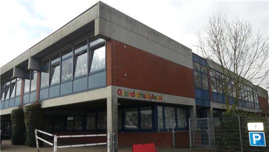 Für den Ganztag ab 2026 müssen viele Grundschulen vergrößert werden. Im vorderen Bereich der Grundschule Assel, da wo die Säulen das Gebäude tragen, könnte ausgebaut werden.