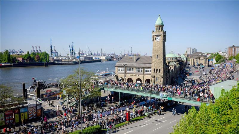 Für den Haspa-Marathon werden zahlreiche Straßen an Alster und Elbe gesperrt. (Archivbild)