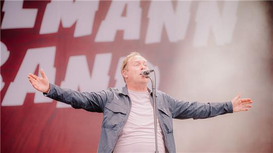 Für den Hemmoorer Thees Uhlmann hatte das Deichbrand-Konzert Heimspielcharakter. Foto: Keck