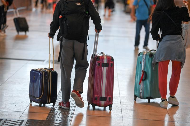 Für den Klimaschutz dürften Flugtickets und Urlaubsreisen auf absehbare Zeit in Europa teurer werden. Foto: Jens Kalaene/dpa-Zentralbild/dpa