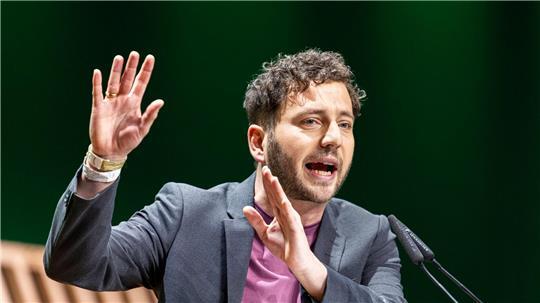 Für den Klimaschutz will der Grünen-Vorsitzende Felix Banaszak Wohlhabende zur Kasse bitten.