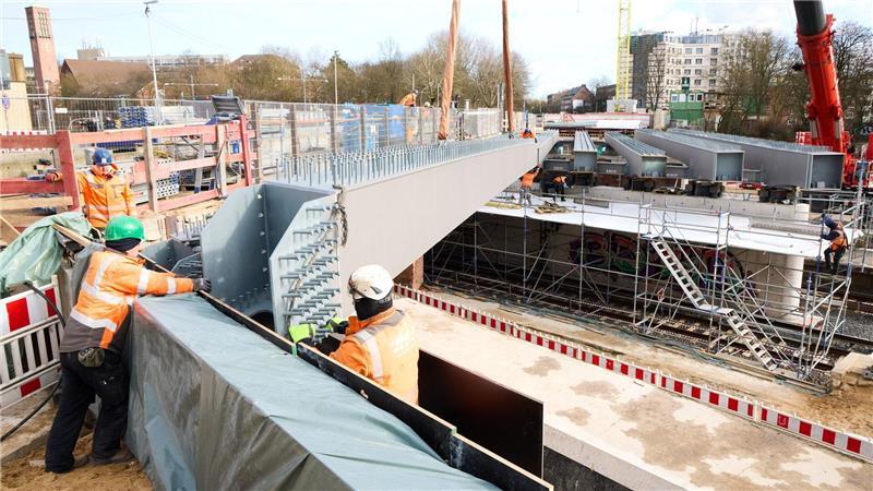 Für den Kranabbau wird die Berlinertordammbrücke von Samstagabend bis Dienstagfrüh voraussichtlich gesperrt. (Archivbild)