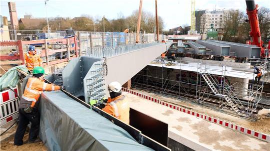 Für den Kranabbau wird die Berlinertordammbrücke von Samstagabend bis Dienstagfrüh voraussichtlich gesperrt. (Archivbild)