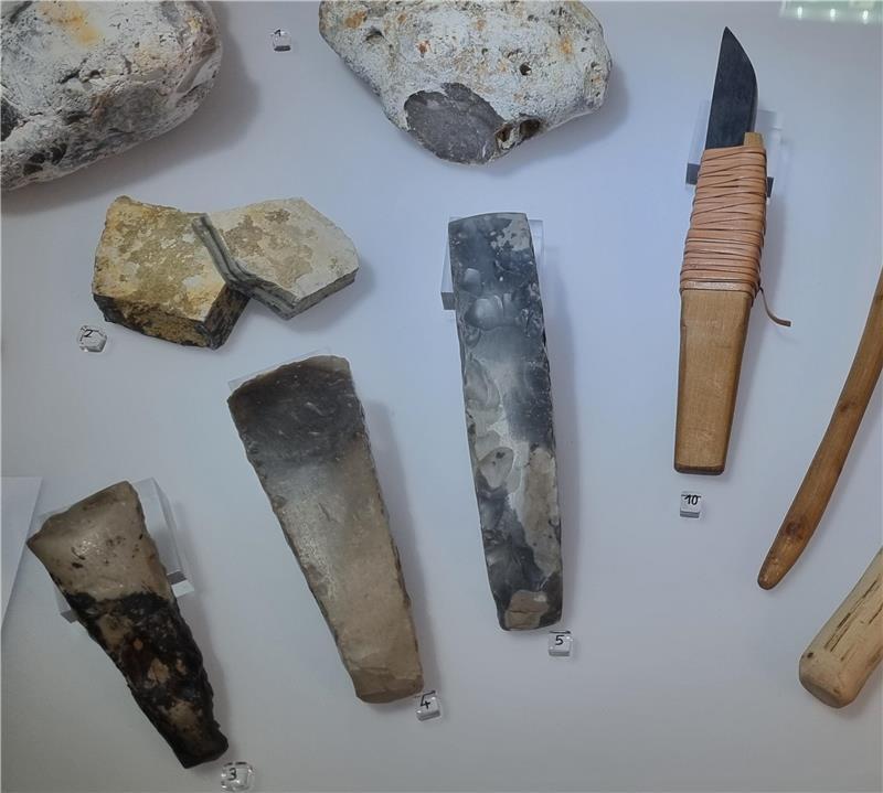 Archäologie: Wie Sie in Stade die Steinzeit begreifen Für den Nachbau eines Dreieckswagens hat Lischke Werkzeuge genutzt, wie die Menschen sie in der Steinzeit schon kannten. Dazu gehören Meißel aus Flintstein und aus dem Gestein Amphibolit (ganz rechts).