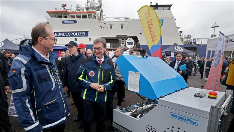 Für den Präsidenten des Bundesamtes für Bevölkerungsschutz und Katastrophenhilfe, Ralph Tiesler, - hier bei einem Termin mit Bundesinnenminister Alexander Dobrindt (CSU) - ist es der letzte bundesweite Warntag in dieser Funktion. Für ihn beginnt in einigen Monaten der Ruhestand. (Archivfoto)