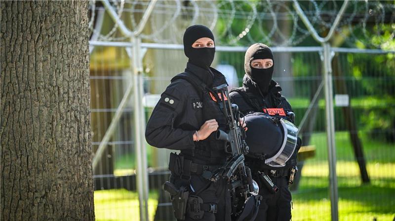 Waffen und Tierstreu – 13 Jahre Haft für Ex-RAF-Terroristin Für den Prozess galten sehr hohe Sicherheitsmaßnahmen.