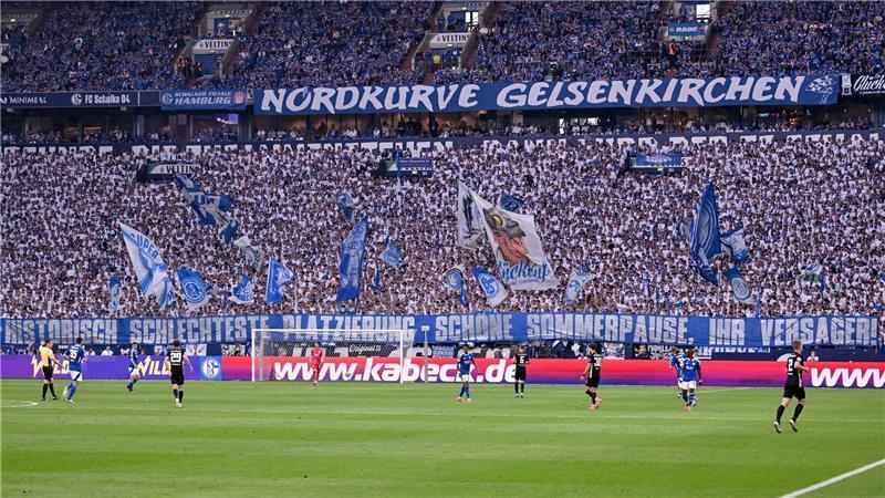 S04-Fans überschütten Team mit Häme - Jubel nur für Lasogga Für den Rest des Teams hatten die Fans eine klare Botschaft.