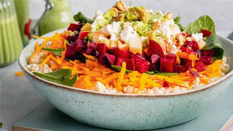Für den Salat gibt man gekochte Gerste mit grob geraspeltem rohen Hokkaido-Kürbis in eine Schüssel, fügt Würfel von Rote Bete und Apfel sowie Babyspinat und Fetabrösel hinzu. Als Dressing empfiehlt sich ein Mix aus frischen Kräutern, Cashews und Knoblauch. 