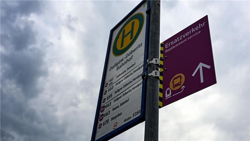 Für den Schienenersatzverkehr zwischen Hamburg und Berlin geht eine neue Busflotte in die Spur. 