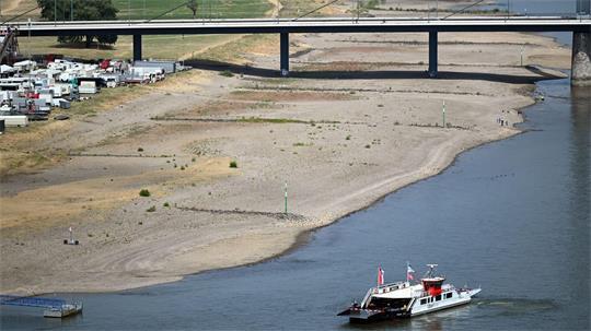 Für den Schiffsverkehr wird der niedrige Wasserstand im Rhein zunehmend zum Problem.