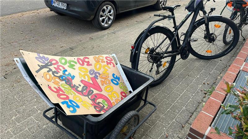 Für den Transport der Plakate hat Thilo Hecke sein Fahrrad mitsamt Anhänger mitgebracht.