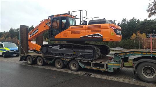 Für den Transport dieses Raupenbaggers hatte der Lkw-Fahrer keinerlei Genehmigung.